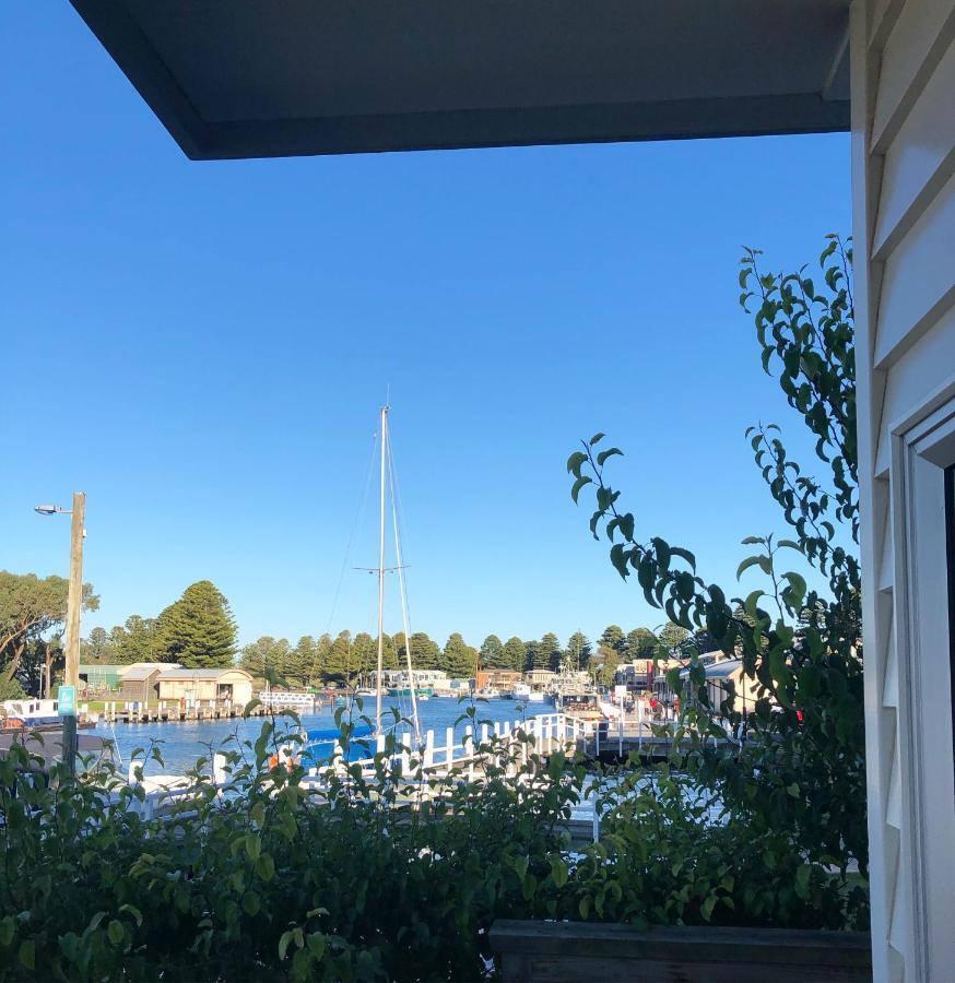 The Boatshed Waterfront B&B ポート・フェアリー エクステリア 写真